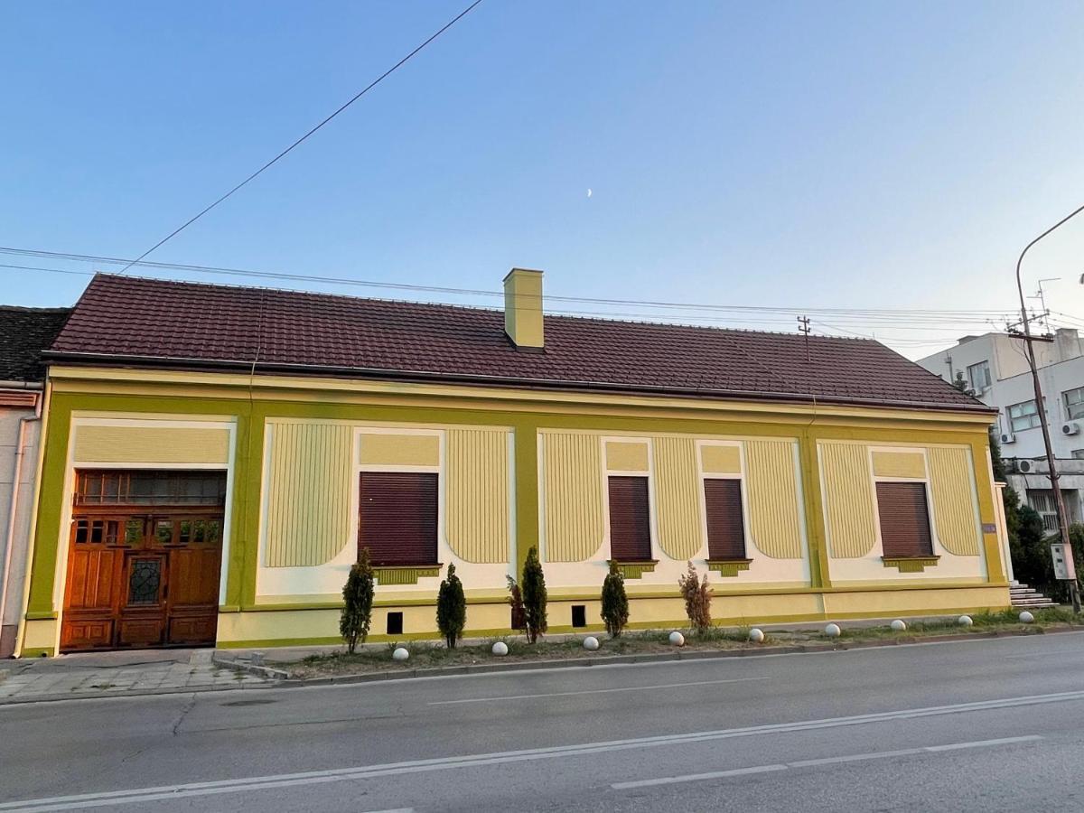 Pb Urban Garden Stay With Secured Parking Sremska Mitrovica Luaran gambar