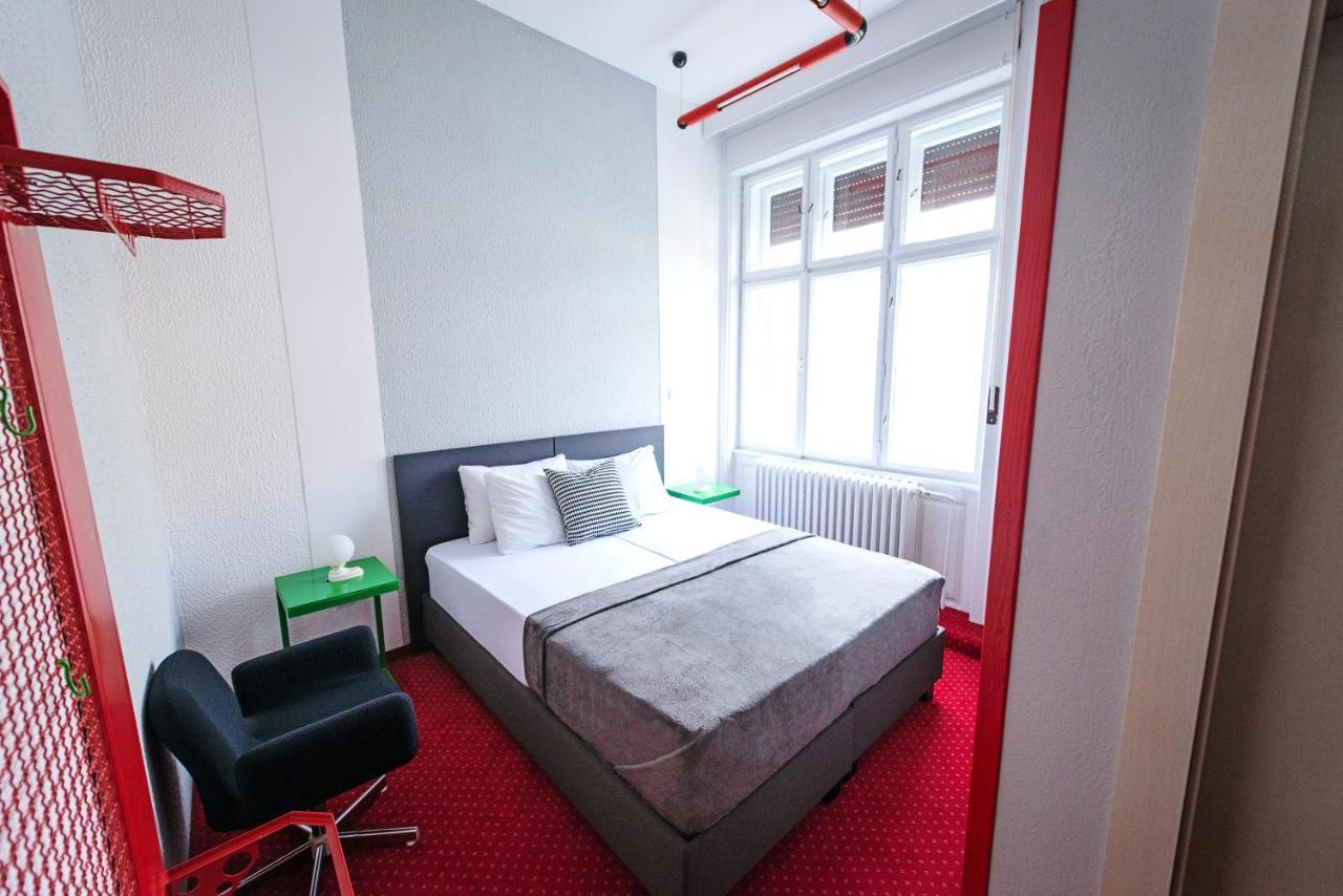 Pb Urban Garden Stay With Secured Parking Sremska Mitrovica Luaran gambar