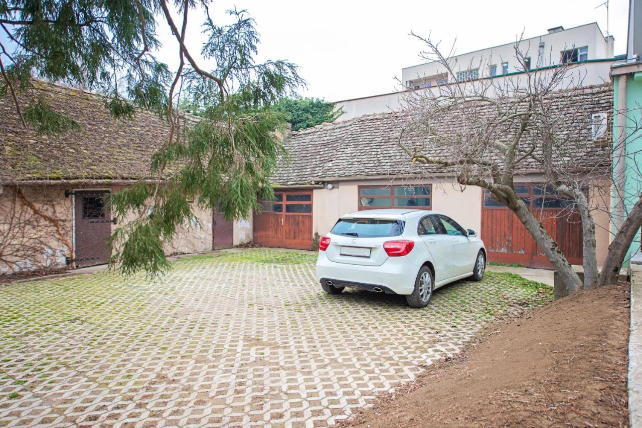 Pb Urban Garden Stay With Secured Parking Sremska Mitrovica Luaran gambar
